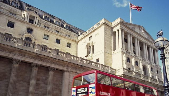 英国央行如期按兵不动 最快今年底再次加息