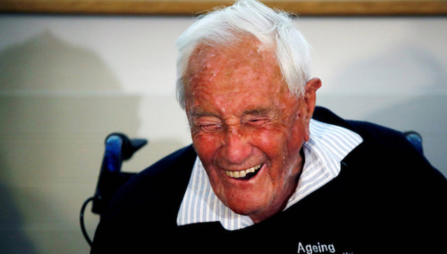 【天下奇闻】澳104岁科学家安乐死高唱《欢乐颂》 俄粗心女子一杯咖啡喝掉5万元