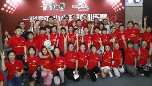 助阵康师傅小小排球训练营 朱婷圆了儿时当老师的梦想