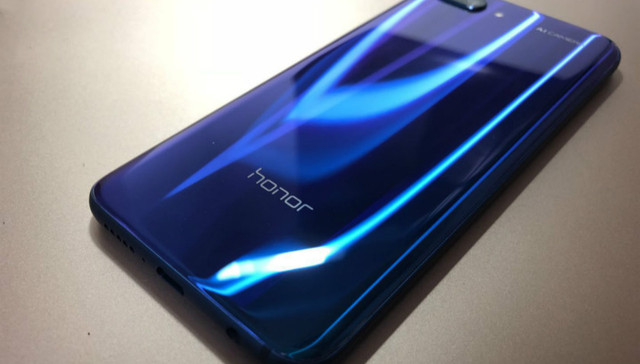 【玩物】不是拍照和人工智能 荣耀10在手机后盖上做起了“文章”