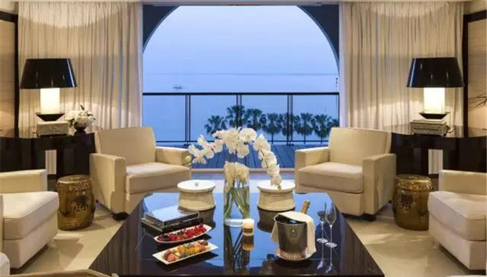 戛纳电影节开幕，明星们晚上都睡哪儿？