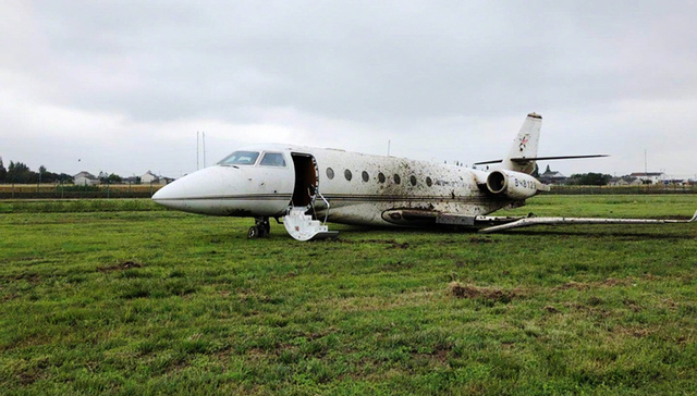 一架公务机在扬州训练时冲出跑道