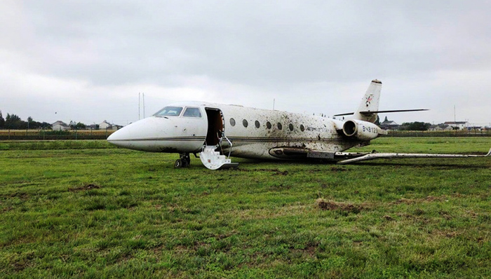 一架公务机在扬州训练时冲出跑道