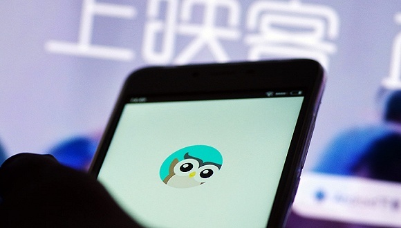 映客头部主播挂横幅讨薪，官方回应称其“涉嫌传播低俗内容”