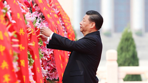 习近平这样致敬英雄