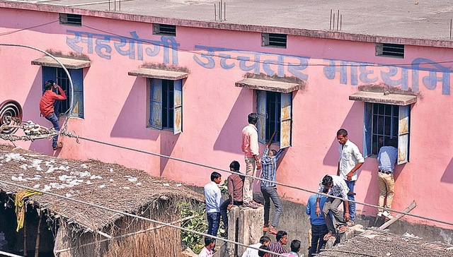 印度考生备考“累瞎眼睛” 亲友爬墙帮忙作弊