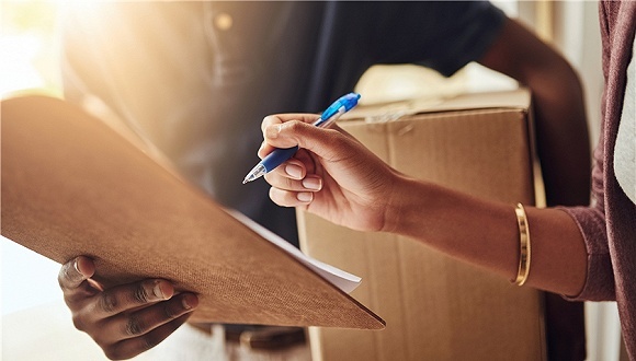 快递员被指不满被投诉用石头砸顾客 被索赔逾77万