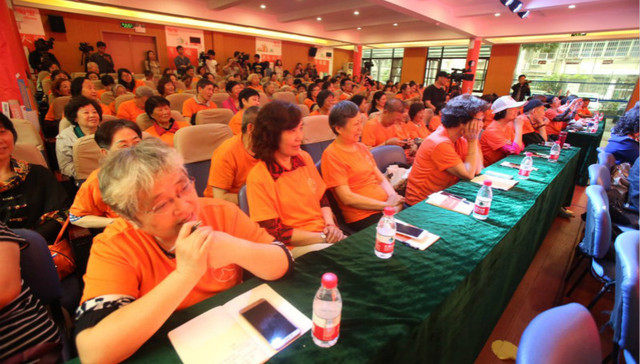 还记得年薪40万的中老年淘宝体验师吗？她在老年大学开课了