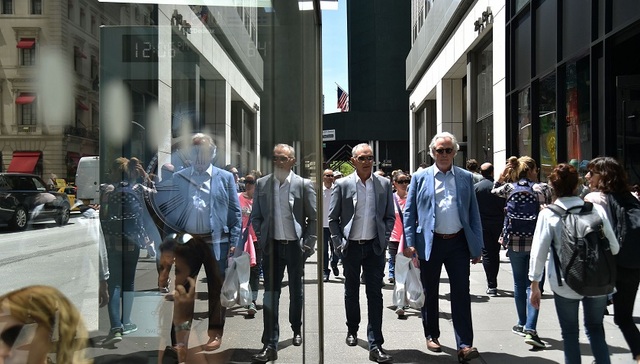 【天下头条】特朗普考虑对进口车辆开征新关税 美国重新成为全球最具竞争力经济体