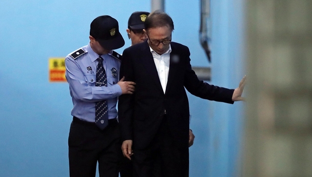 李明博首次出庭受审否认指控 417号法庭已审过四位前总统