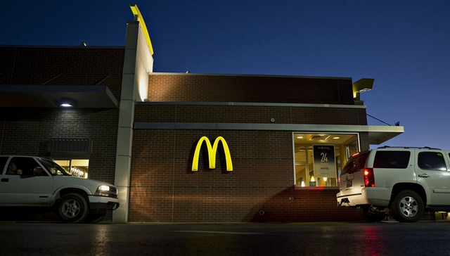 【天下奇闻】美国姑娘麦当劳拔枪催单 “成功人士”大脑灰质有这个特点