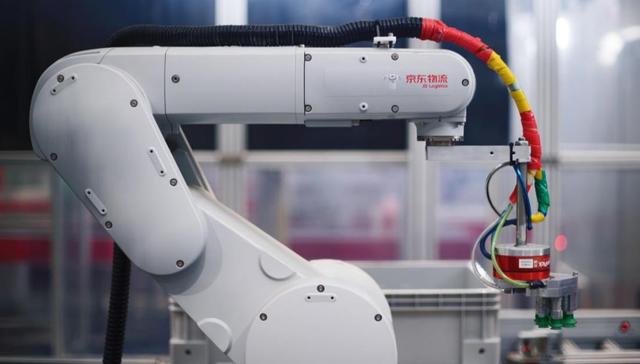 京东首次曝光无人仓，机器人各显神通