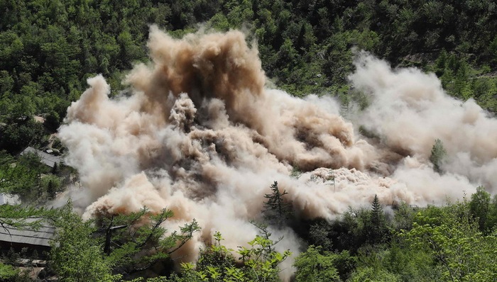 核试验场,坑道入口,朝鲜核武器,朝鲜政府,小时车程,2009年,爆炸装置,核裁军,拍摄点,咸镜北道