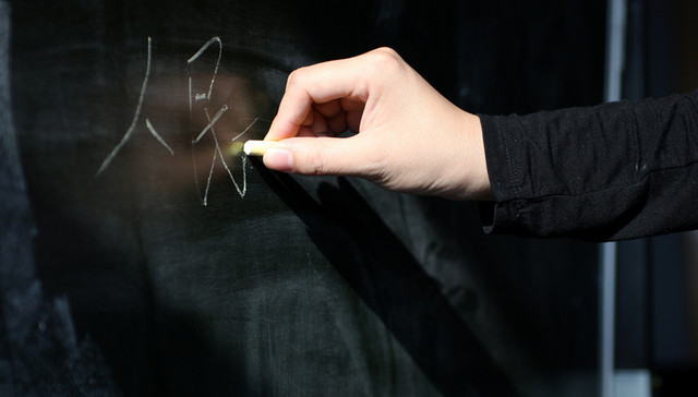 央视评安徽六安教师维权：让被欠薪的教师有讲理的地方