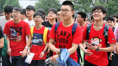 【衣帽间】我们采访了20个人，他们都穿过高考“吉利服”