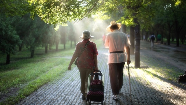 4个劳动力抚养1位老人 我国护理人才短板亟待补齐