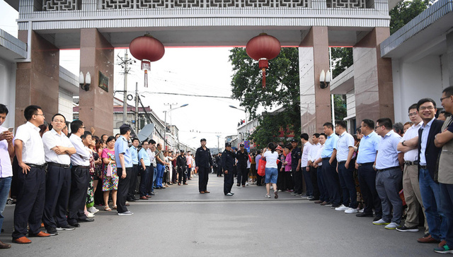 “亚洲最大高考工厂”的八点零八分：昔日“万人送考节”降温 毛坦厂没有鞭炮也没有鸣笛