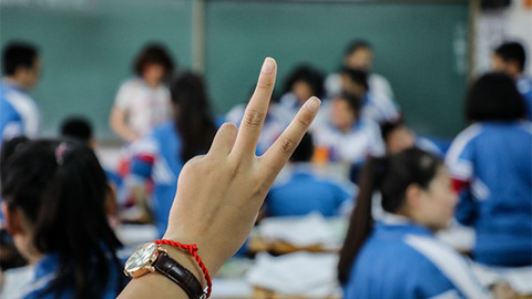 高考首日：975万考生走入考场 教育部提醒诚信考试