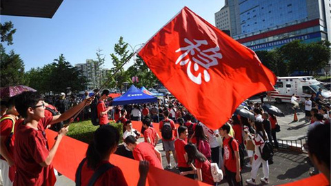 【图集】2018全国高考首日：家长穿旗袍祝福考生“旗开得胜”