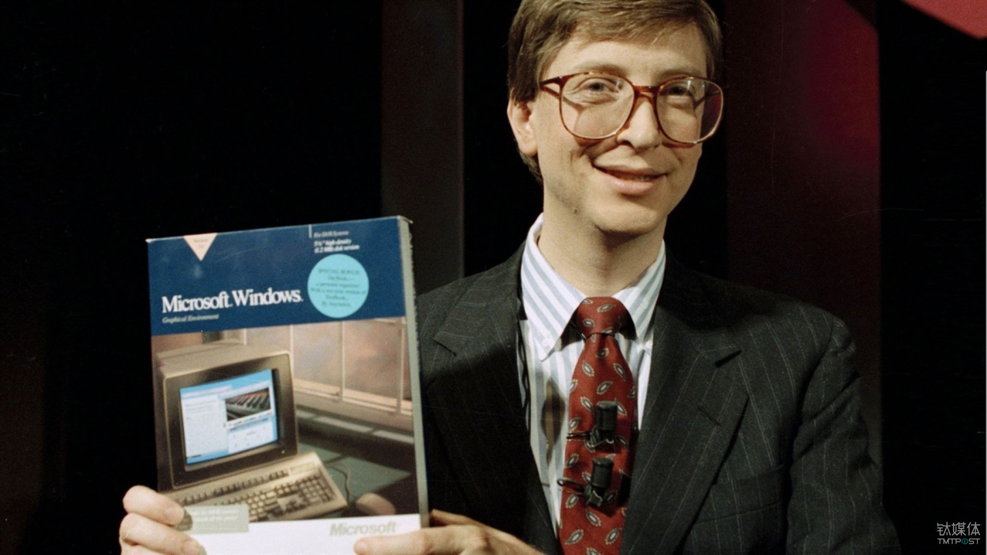 比尔·盖茨在1990年手持 Windows 3.0