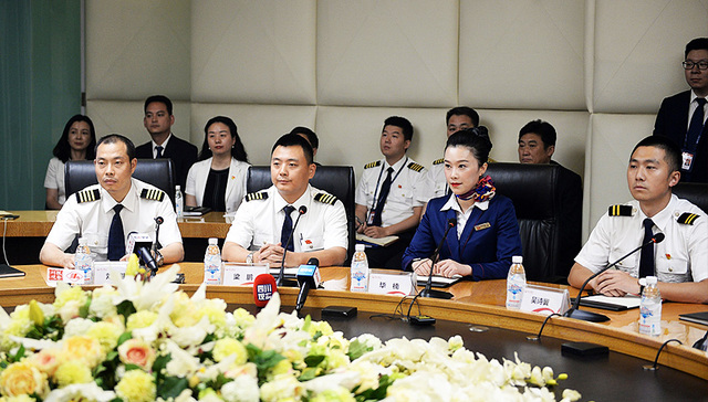 川航3U8633航班机组被授予“中国民航英雄机组”称号