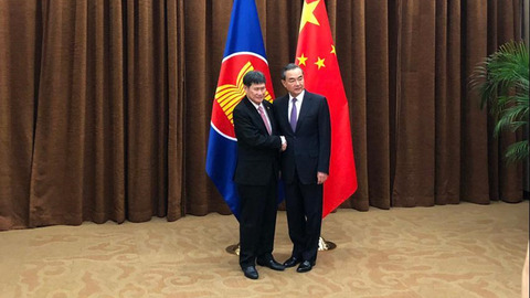 王毅：朝美领导人对话创造新的历史 中方欢迎和支持