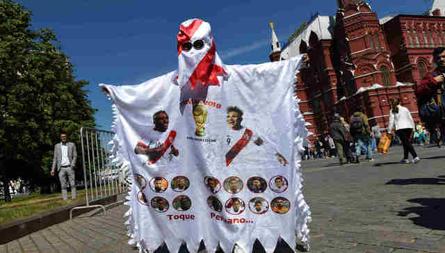 【世界杯手札2】在戒严封闭的红场外，等待36年的秘鲁人开始狂欢