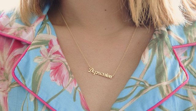 一条写着“抑郁症”的项链又逼得人站队了