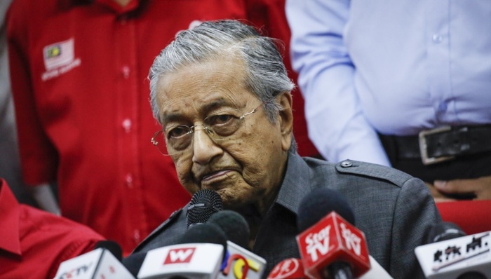 马哈蒂尔,隆新,高铁,马来西亚总理,联合早报,诗华日报,光华日报,门槛,金融时报,亲日派