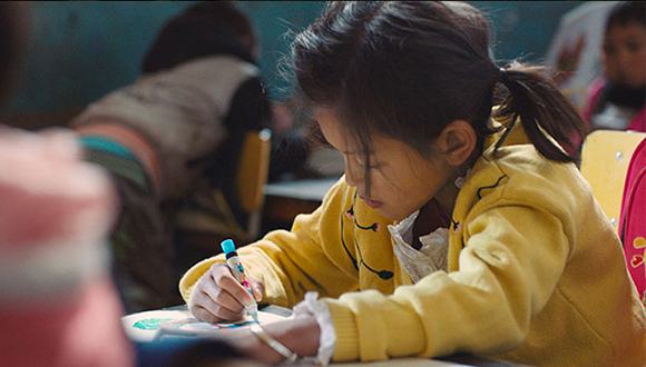 成年人的不易有人懂， 少了疼爱的童年却只剩心酸