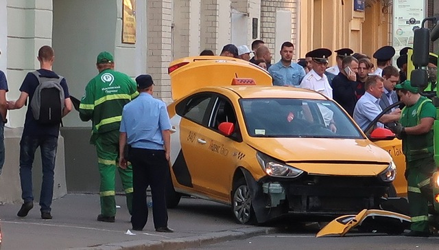 莫斯科市中心出租车撞伤七人 司机：我睡着了不是故意的