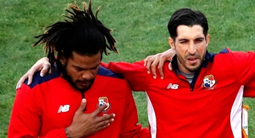 世界杯首秀感动世界 国歌奏响巴拿马队长流下英雄泪