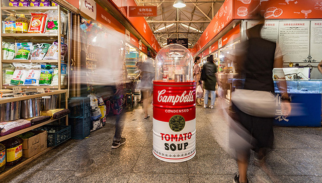 北京网红菜市场里举办了一场展览，边买菜边了解生活中的经济学