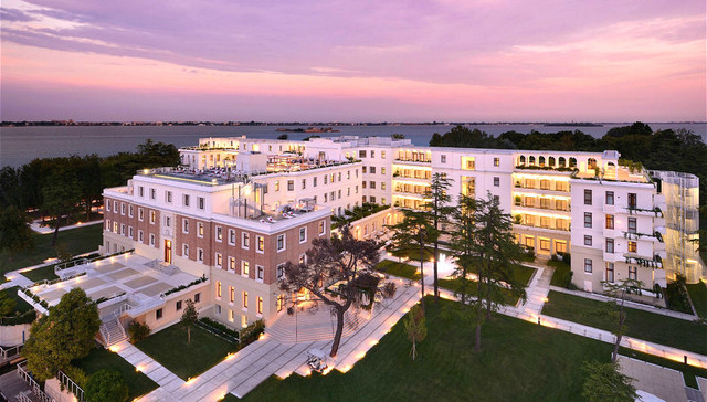 在威尼斯JW万豪度假酒店的屋顶泳池 观赏泻湖上的完美日落