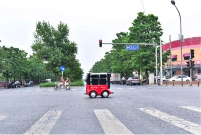 京东配送机器人618上路了， 会自己等红绿灯，用户刷脸取货