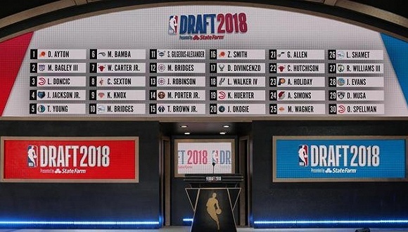 中锋,球队,三分球,内线球员,摩西马龙,小个阵容,中锋位置,NHL,卡特教练,比赛