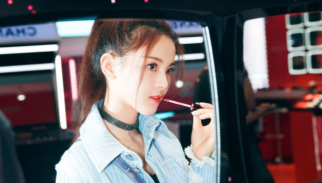 GQ报道 | 杨超越变形记：这不是我的世界