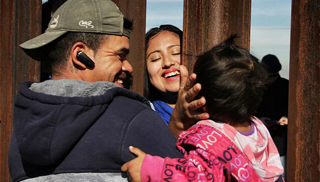 非法移民在美被迫亲子分离，一件件衣服成了他们团聚的希望