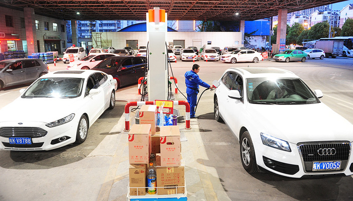 【界面早报】国内油价“两连降” 上半年A股IPO均筹资额创十年来新高