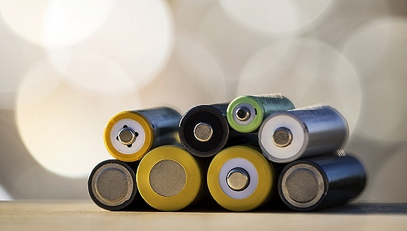 宁德时代开板次日止跌 49亿抢筹引估值分化