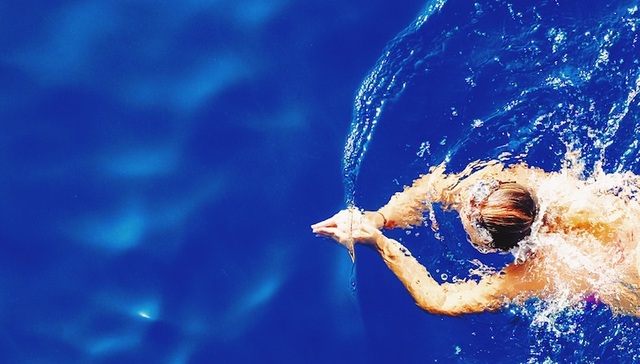 瞄准青少年运动市场，吴敏霞夫妇创立泳装品牌