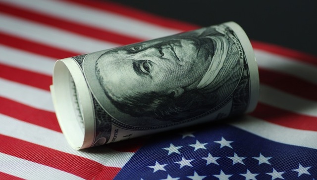 赶上希腊了 美报告预测30年后美国债务占GDP比重翻番