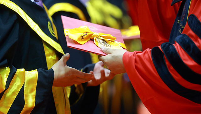 【界面晚报】7月取消国内高等教育学历学位认证服务收费 全军面向社会公开招考文职人员