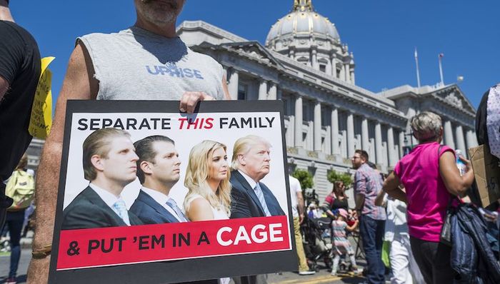 “特朗普下台！”全美爆发700场游行抗议零容忍移民政策