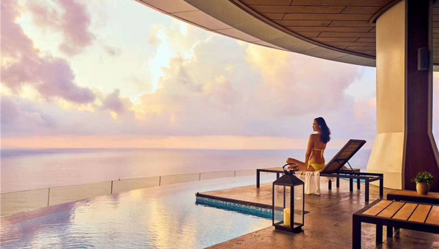 海棠湾皇冠假日旗舰店，270°的无边际泳池，令我情不自禁“WOW”出声！