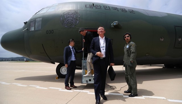 韩国军机惊现平壤机场 来接机的人吓一跳