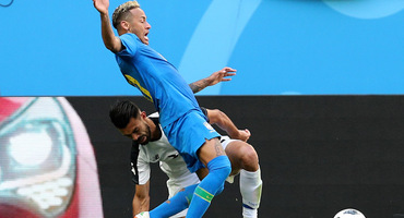 足球比赛的丑陋一面：内马尔式倒地“挣扎”