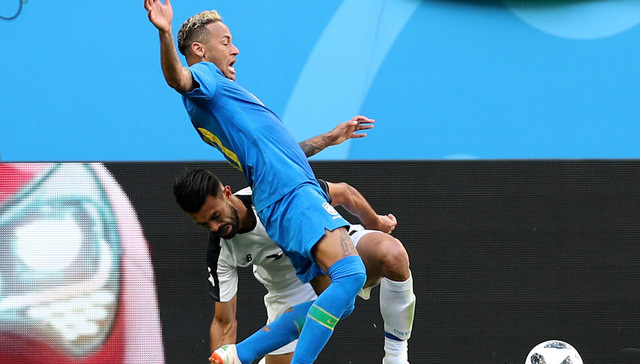 足球比赛的丑陋一面：内马尔式倒地“挣扎”