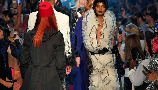 女性不能“坦胸露乳”？爱马仕前设计师用秀表明态度