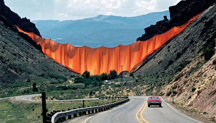 令金字塔水上漂浮的艺术家，原来还建造过一座新“长城”